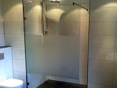 Ein Badezimmer mit Glaswänden