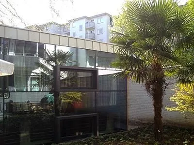 Ein Gebäude mit vielen Fenstern