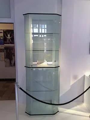 eine Glasvitrine.