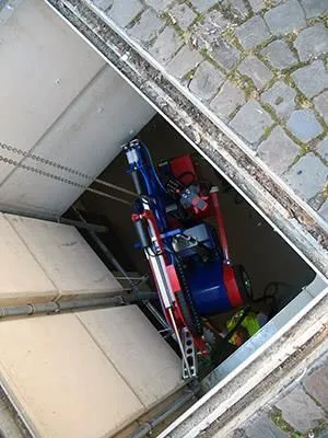 In einem Gebäude steht eine blau-rote Maschine.