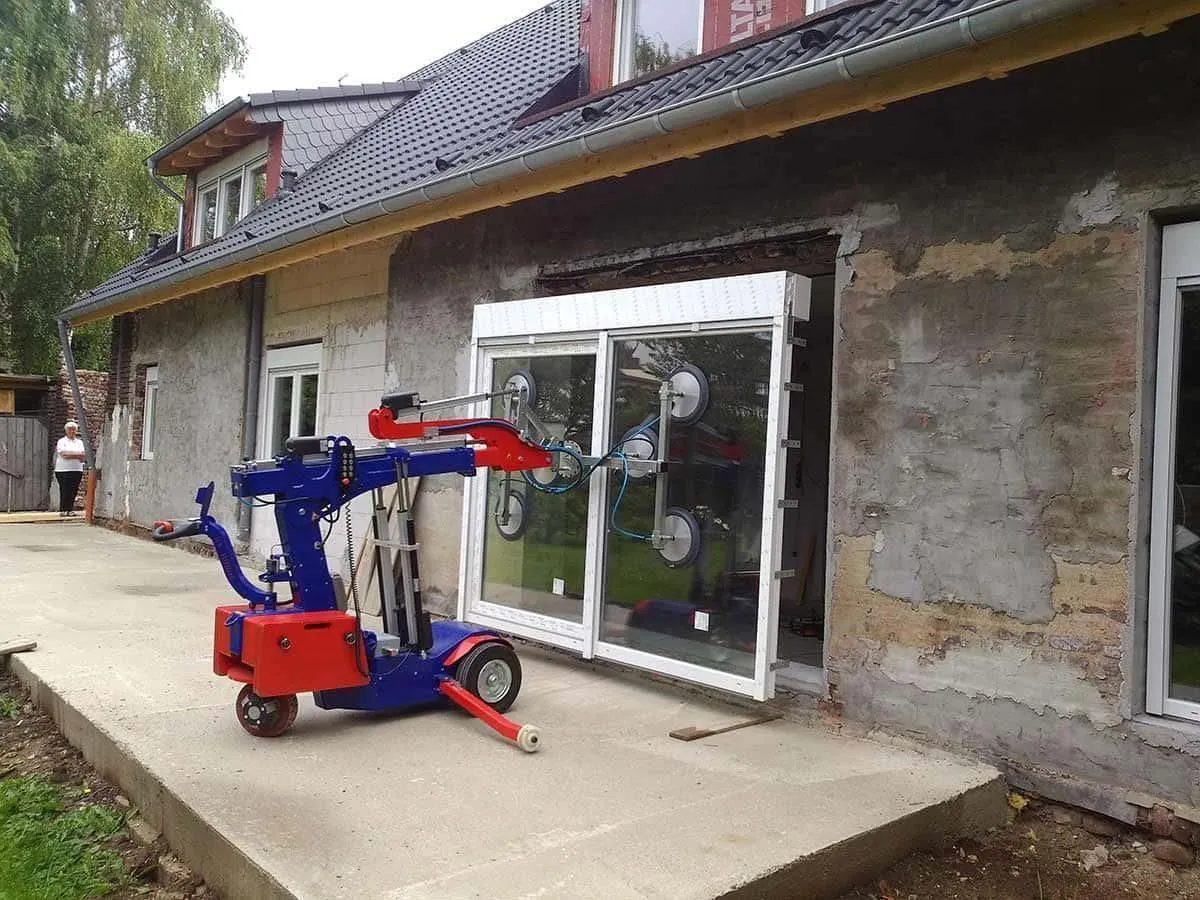 Der KS robot 600 setzt eine Fensteranlage in die Fassade eines Wohnhauses ein.