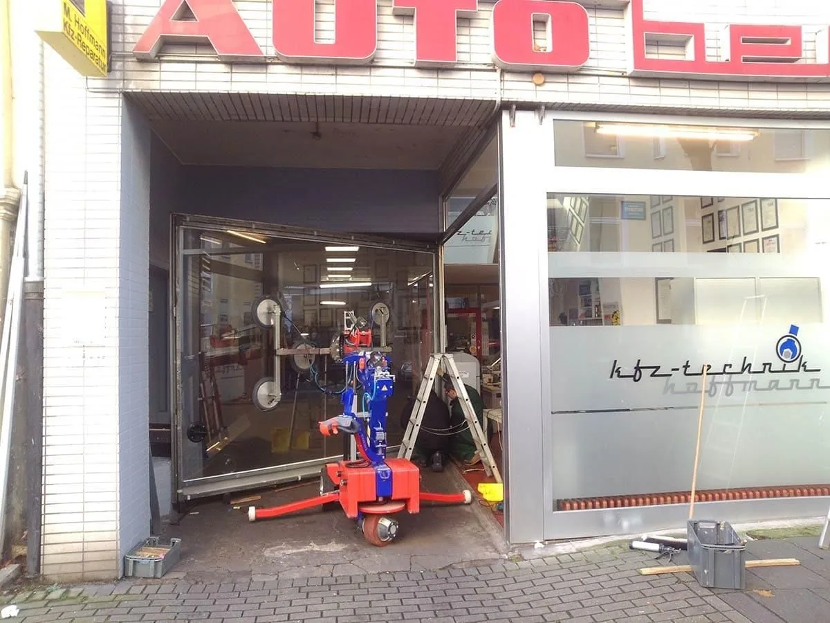 Der KS robot 600 steht im Eingangsbereich eines Ladenlokals mit Glasfront.