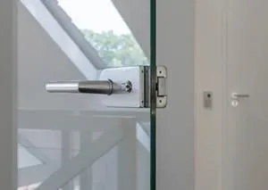 Eine Nahaufnahme eines Türgriffs an einer Glastür.