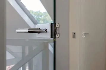 Eine Nahaufnahme einer Glastür mit einem Edelstahlgriff.